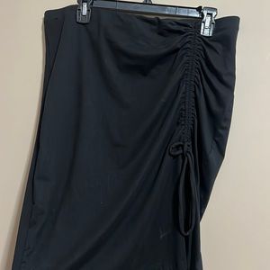 Never worn black Guess skirt, with side rusche side styled dress. Size XL.